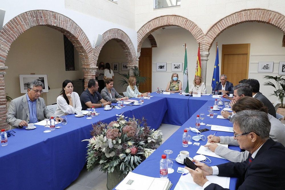 La alcaldesa se reúne con asociaciones empresariales de la ciudad para informarles sobre el curso que lleva el futuro PGOU