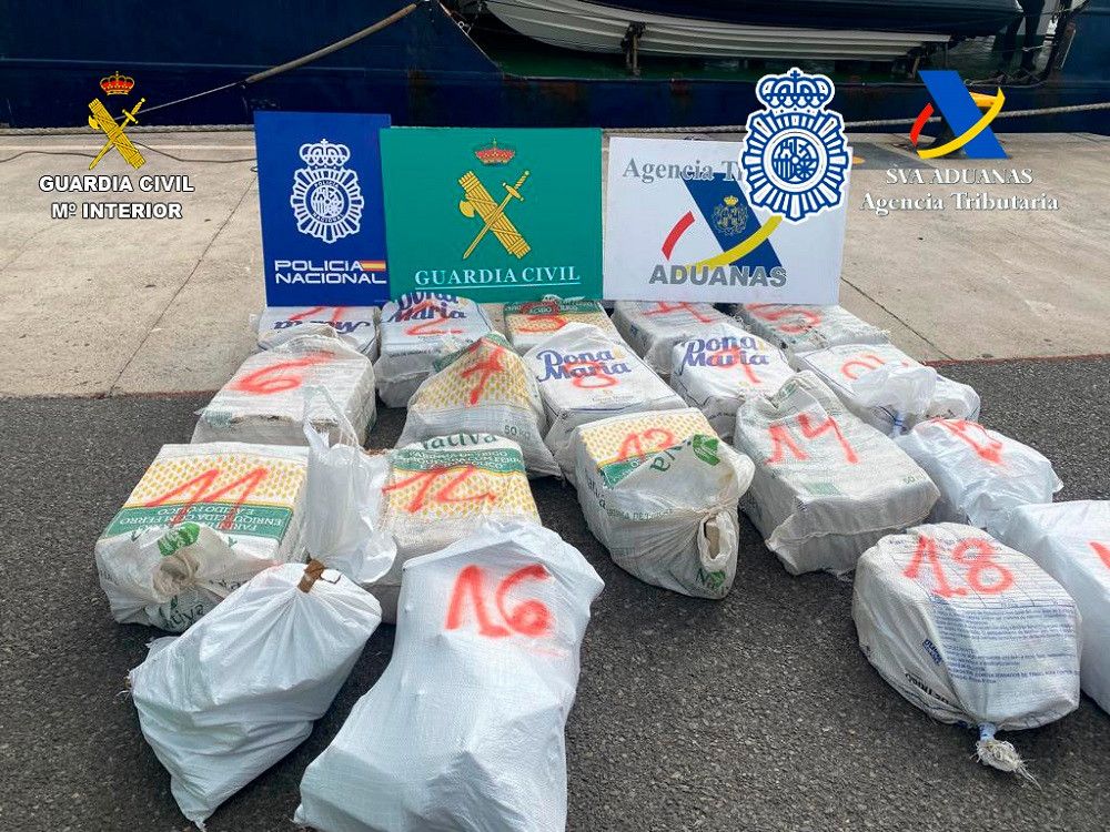Intervenido en aguas al sur de Canarias un pesquero sin identificación cargado con 560 kilos de cocaína