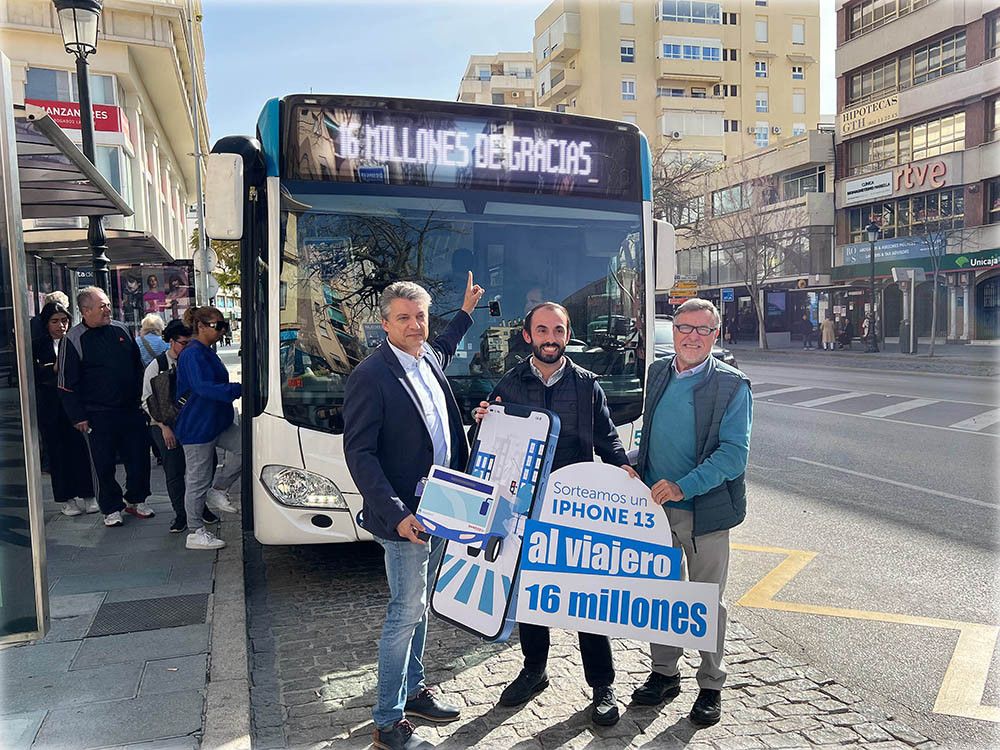 El Ayuntamiento y el Grupo Avanza ponen en marcha una campaña para agradecer la confianza de los ciudadanos hacia el transporte público urbano en Marbella, que ha superado ya la cifra de 16 millones de viajeros