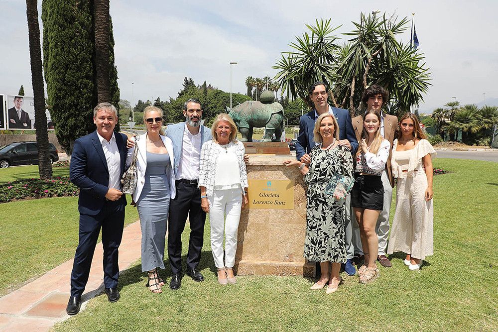 El Ayuntamiento ha reconocido hoy “la labor de promoción y el compromiso continuado con Marbella” de Lorenzo Sanz asignando su nombre a la glorieta ubicada en la intersección de la avenida Naciones Unidas con calle Granados de Puerto Banús