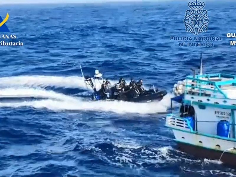 Interceptado un pesquero en aguas al sur de Canarias que transportaba más de 1.500 kilos de cocaína
