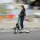 <p style="text-align: justify;">Por primera vez, se define a los usuarios vulnerables -peatones, ciclistas, motoristas y usuarios de VMP-, y se incorpora al Reglamento el título VI, dedicado a las normas de circulación específicas en zonas urbanas.</p>
 
<p style="text-align: justify;">El día 1 de octubre entran en vigor las modificaciones del Reglamento General de Circulación aprobadas mediante el Real Decreto 518/2026, de 24 de junio. Esta reforma tiene como objetivo prioritario incrementar la seguridad de los usuarios vulnerables de la vía, adaptando la normativa a la transformación que ha experimentado la movilidad en estos últimos veinte años, en los que el enfoque centrado en la carretera y en el vehículo se ha desplazado hacia las personas y sus formas de desplazarse.</p>
<p style="text-align: justify;">Por primera vez, el Reglamento recoge la definición formal de "usuario vulnerable de la vía", referida tanto al medio de desplazamiento como a las características físicas y de edad de quienes tienen mayor riesgo de sufrir lesiones en un siniestro de tráfico o que sean de más gravedad. En esta categoría se incluyen los peatones -con especial atención a los menores y a las personas mayores o con discapacidad-, pero también ciclistas, usuarios de vehículos de movilidad personal (VMP) y conductores y pasajeros de motocicletas y ciclomotores.</p>
<p style="text-align: justify;">El otro eje fundamental de la reforma es la movilidad segura y sostenible en el ámbito urbano, que se materializa con la incorporación al Reglamento del título VI, dedicado a las normas de circulación específicas en zonas urbanas.</p>
<p style="text-align: justify;">Con estos cambios, la normativa se adapta a la creciente presencia de usuarios vulnerables y busca facilitar la convivencia entre distintos modos de desplazamiento. Además, tiene en cuenta que todos podemos ser vulnerables en algún momento por el medio de transporte que utilizamos o porque la edad o las circunstancias personales aumentan exposición al riesgo o la gravedad de las lesiones que podemos sufrir en caso de siniestro.</p>
<p style="text-align: justify;">Asimismo, se alinea con los objetivos de desarrollo sostenible de la Agenda 2030, aprobada por la ONU en 2015, especialmente en ámbitos como la salud y el bienestar, la apuesta por una energía asequible y no contaminante, el desarrollo de ciudades y comunidades sostenibles y la acción por el clima, entre otros.</p>
<h3 style="text-align: justify;">Principales novedades</h3>
<h4 style="text-align: justify;">Vehículos de movilidad personal (VMP)</h4>
<p style="text-align: justify;"> Edad mínima para conducir: 15 años.</p>
<p style="text-align: justify;"> Casco de protección obligatorio.</p>
<p style="text-align: justify;"> Chaleco reflectante obligatorio de noche o en condiciones de escasa visibilidad.</p>
<p style="text-align: justify;"> Alumbrado obligatorio permanentemente, también de día, a partir del 1 de octubre de 2027.</p>
<p style="text-align: justify;"> Fuera de los núcleos urbanos, circulación permitida por vías segregadas del tráfico a motor, como vías ciclistas o carriles bici, salvo prohibición señalizada.</p>
<h4 style="text-align: justify;">Bicicletas</h4>
<p style="text-align: justify;"> En vías interurbanas:</p>
<p style="text-align: justify;">Casco obligatorio para todos los ciclistas. Se eliminan las exenciones existentes.</p>
<p style="text-align: justify;">Adelantamiento a ciclistas:</p>
<p style="text-align: justify;">Reducir la velocidad al menos 20 km/h respecto al límite de la vía.</p>
<p style="text-align: justify;">Mantener una separación lateral mínima de 1,5 metros.</p>
<p style="text-align: justify;">Cambiar completamente de carril cuando la calzada tenga más de un carril por sentido.</p>
<p style="text-align: justify;"> En vías urbanas:</p>
<p style="text-align: justify;">Circular preferentemente por el centro del carril.</p>
<p style="text-align: justify;">Distancia de seguridad mínima de 5 metros entre vehículos a motor y ciclistas que circulen delante por el mismo carril.</p>
<p style="text-align: justify;">Posibilidad de circular en ambos sentidos en calles de un único carril con velocidad máxima de 30 km/h.</p>
<h4 style="text-align: justify;">Motocicletas y ciclomotores</h4>
<p style="text-align: justify;"> Guantes de protección obligatorios en vías interurbanas.</p>
<p style="text-align: justify;"> Calzado cerrado obligatorio en cualquier tipo de vía.</p>
<p style="text-align: justify;"> Casco homologado y no simplemente certificado para los usuarios de ciclomotor, a partir del 1 de octubre de 2027.</p>
<p style="text-align: justify;"> Para los motoristas, posibilidad de circular por el arcén derecho en situaciones de congestión, sin exceder la velocidad de 30 km/h y previa señalización del tramo.</p>
<h4 style="text-align: justify;">Usos profesionales (Riders)</h4>
<p style="text-align: justify;">En caso de utilizar bicicletas, VMP, ciclomotores o motocicletas para desarrollar una actividad profesional, será obligatorio el uso de casco y chaleco reflectante en todo momento.</p>
<h4 style="text-align: justify;">Peatones</h4>
<p style="text-align: justify;">Como norma general, en pasos para peatones con semáforo no podrá coincidir la luz ámbar intermitente para vehículos con la luz verde no intermitente para peatones.</p>
<p style="text-align: justify;">En calles con plataforma única, los peatones tendrán prioridad.</p>
<p style="text-align: justify;">Caminos escolares seguros: se dota de entidad jurídica a las vías acondicionadas para el acceso de menores a los centros educativos a pie, en transporte público o medios de movilidad no motorizados.</p>
<h4 style="text-align: justify;">Circulación con nieve y carriles de emergencia</h4>
<p style="text-align: justify;">En autopistas y autovías, estará prohibido adelantar cuando la circulación se vea dificultada por la nieve y habrá que dejar libre el carril izquierdo para vehículos de emergencia y quitanieves.</p>
<p style="text-align: justify;">En caso de retención, cuando los vehículos circulen a paso de peatón o estén detenidos, deberán orillarse para dejar espacio libre para un carril de emergencia que permita el paso de servicios prioritarios.</p>
<p style="text-align: justify;">Vías de 2 carriles: los vehículos se orillan a ambos lados dejando espacio central libre.</p>
<p style="text-align: justify;">Vías de 3 carriles: el carril izquierdo se orilla a la izquierda y el central y derecho se orillan a la derecha (el espacio libre se abre entre el carril izquierdo y el central).</p>
<p style="text-align: justify;">Los vehículos que rebasen a otros inmovilizados ya sea por accidente, avería, labores de auxilio, mantenimiento o regulación del tráfico deben dejar una separación lateral de 1,5 metros y reducir la velocidad en al menos 20 km/h respecto al límite de la vía.</p>
<h4 style="text-align: justify;">Otras modificaciones</h4>
<p style="text-align: justify;">Uso de cinturones de seguridad: se eliminan exenciones y su uso será obligatorio en todo momento para conductores de taxis, vehículos de mercancías y de enseñanza de la conducción. Se establece una excepción para pasajeros de las ambulancias asistenciales acondicionadas para permitir asistencia técnico-sanitaria en ruta cuando en servicio de urgencia ocupen el habitáculo del paciente.</p>
<p style="text-align: justify;">Autocaravanas: no podrán extender elementos que sobresalgan del perímetro del vehículo, deberán descansar sobre los neumáticos y no podrán verter fluidos procedentes del habitáculo.</p>
<p style="text-align: justify;">Para dar a conocer todos estos cambios, desde la aprobación del Real Decreto, la DGT viene emitiendo cuñas radiofónicas, así como diferentes piezas en redes sociales explicando las principales novedades.</p>
<p style="text-align: justify;">Además, durante las próximas semanas se incrementarán las menciones y mensajes en diferentes emisoras de radio y en redes y se ha creado una 'landing' en la web de la DGT donde se recogen estos cambios.</p>
