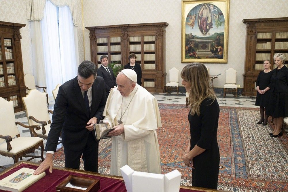 El Papa Francisco recibe a Pedro Sánchez y a su esposa en el Vaticano