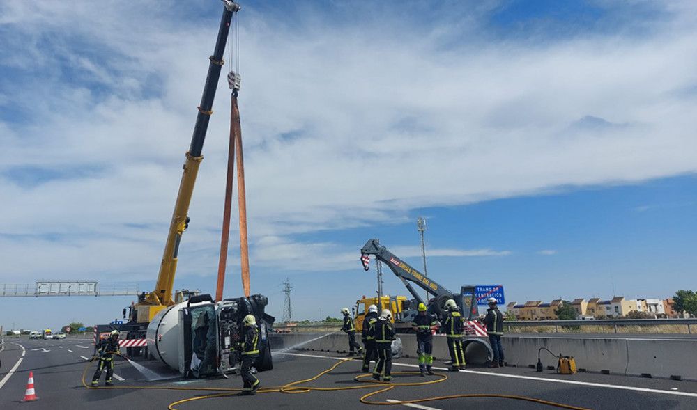 El vuelco de un camión con propano en la provincia de Sevilla obliga a activar durante varias horas el plan de emergencia para estos casos