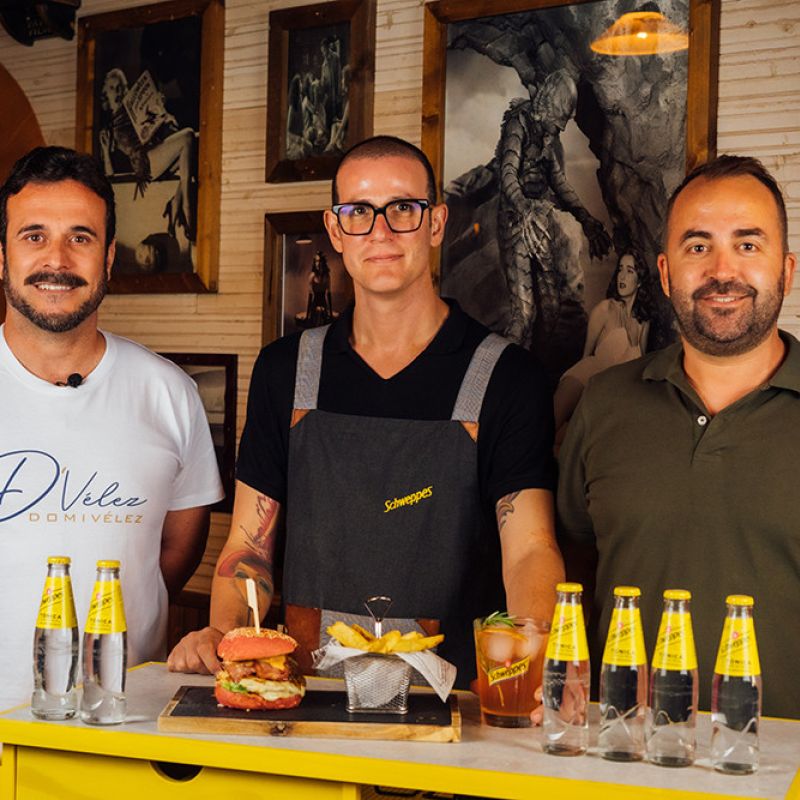 Le Grand Café Centro crea una original hamburguesa junto a Domi Vélez acompañada del gin tonic perfecto de Schweppes