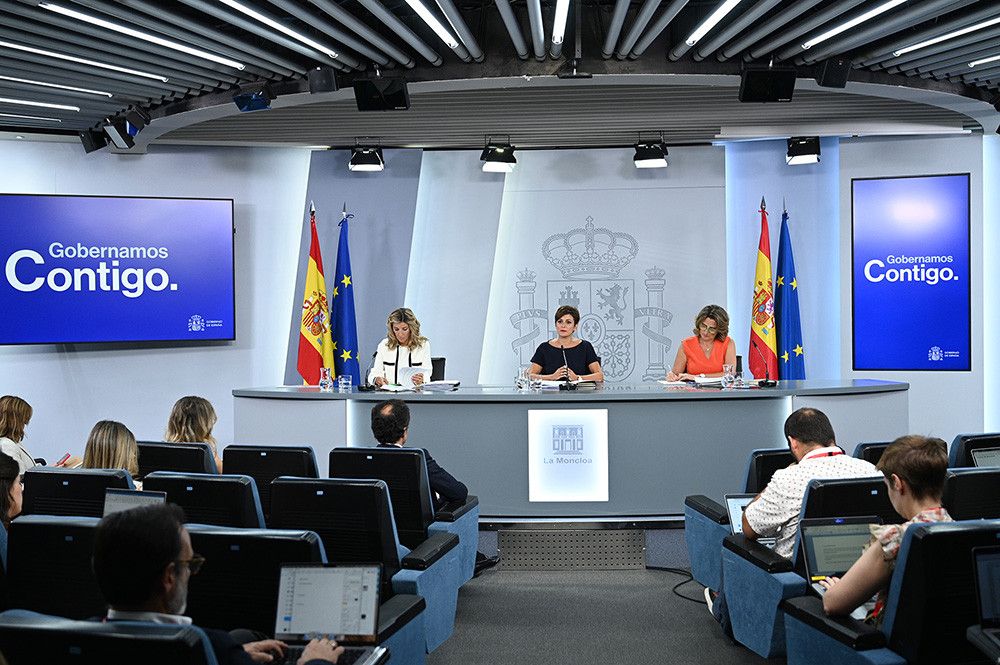 ​El Gobierno mejora las condiciones laborales de las trabajadoras del hogar después de que se lo pidiera una de las intervinientes en el acto de ayer en La Moncloa