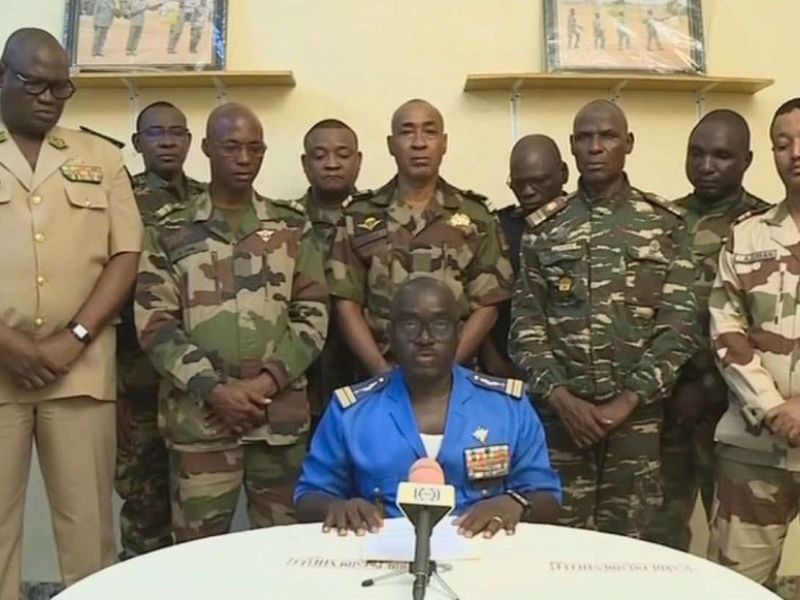 La junta militar de Níger cierra el espacio aéreo y espera una invasión militar de países vecinos