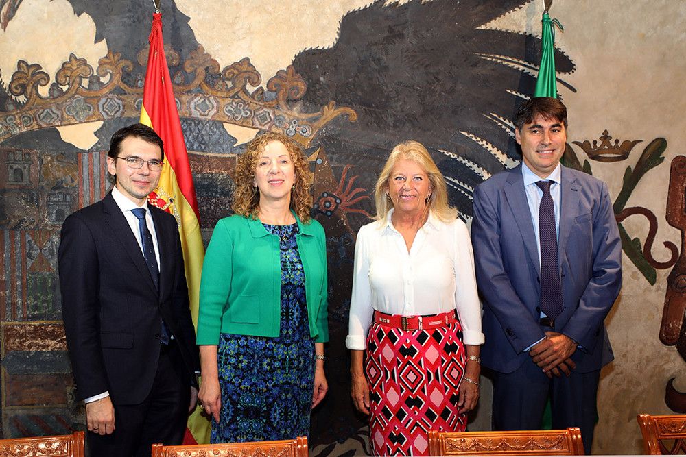 La alcaldesa recibe a la embajadora de Lituania en España para estrechar lazos comerciales y culturales entre ambos destinos