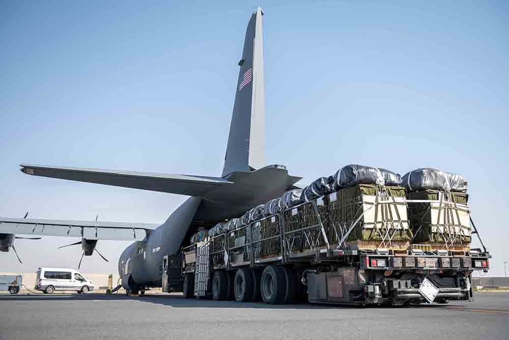 Las comidas halal destinadas a un lanzamiento aéreo sobre Gaza están listas para ser cargadas en un C-130J de la USAF, el pasado jueves. / Lauren Jacoby/USAF