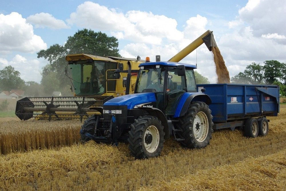 El ministro de Agricultura asegura que está haciendo una "fuerte apuesta" por la modernización de la maquinaria agrícola