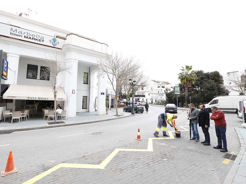El Ayuntamiento inicia un plan especial de repintado de 300 paradas de autobús en el municipio