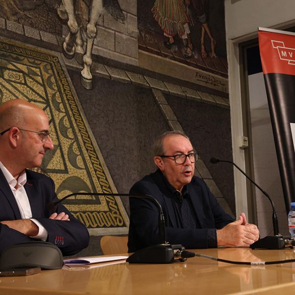 Beatriz Santiago García y Vicente Ordóñez Roig, ganadores del II Premio Internacional de Ensayo María Zambrano de la Diputación por Pequeña crónica de miradas’