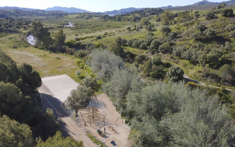 La Diputación continúa la mejora del entorno del pantano de La Viñuela con una inversión de 619.000 euros en el área recreativa de Las Mayoralas