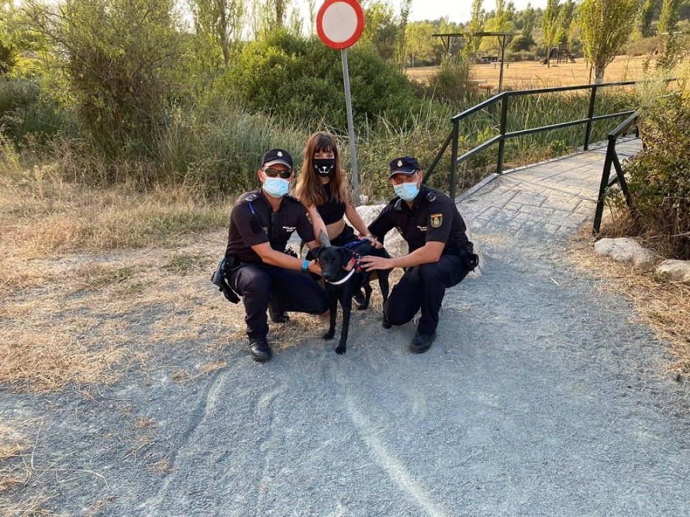 La Policía Nacional rescata a “Venus”, un  cachorro de labrador a punto de ahogarse  en un paraje natural en Antequera