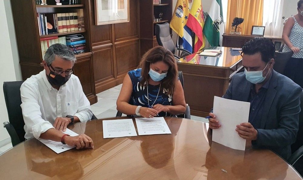 La Junta se compromete a ejecutar el proyecto de arrecife artificial de Rincón de la Victoria