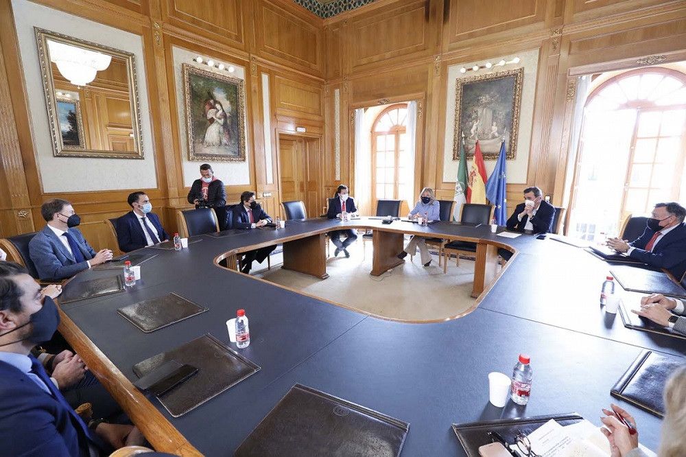 El ayuntamiento propone a los bancos del municipio instalar cajeros automáticos en espacios municipales dirigidos a los mayores