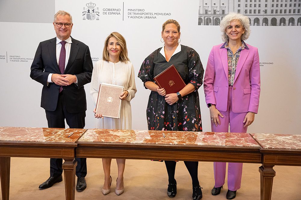 La ministra de Transportes firma un protocolo con la naviera Maersk para impulsar el desarrollo de combustibles marinos verdes