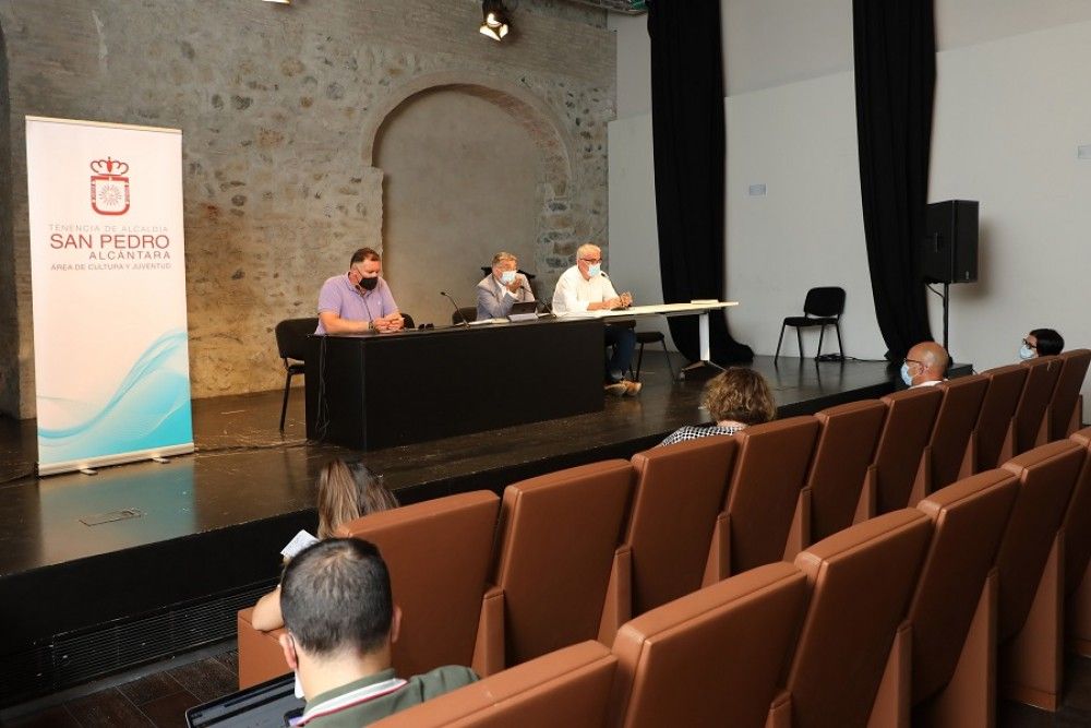 Javier García se reúne con los colegios para tratar el inicio del curso escolar en San Pedro Alcántara