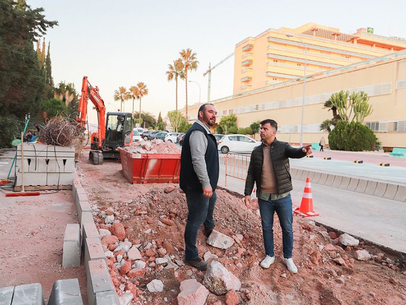 El Ayuntamiento remodela la parada de autobús del Hospital Costa del Sol con la instalación de tres nuevas marquesinas y bancos