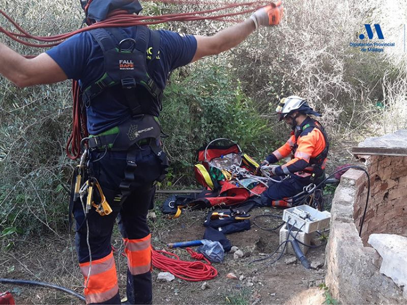 Bomberos del CPB rescatan a un hombre de un pozo de 10 metros de profundidad en Cártama