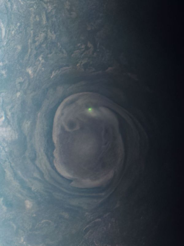 La sonda espacial Juno captura un rayo en Júpiter