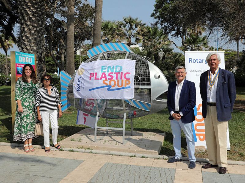 El Rotary Club instala en el Paseo Marítimo de San Pedro una escultura con forma de pez gigante en la que depositar residuos plásticos