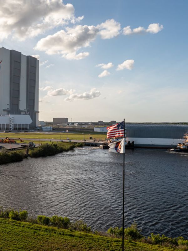 Llega al Centro Espacial Kennedy la etapa central del cohete que enviará la misión Artemisa I a la Luna