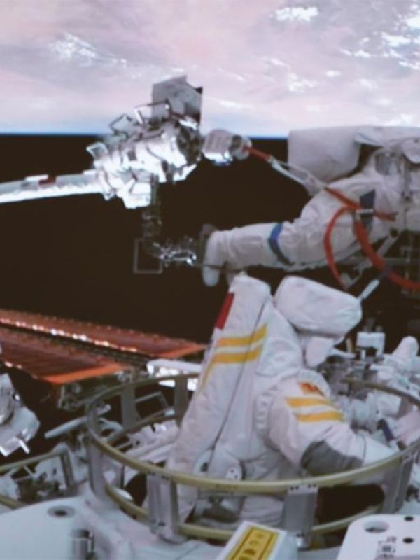Astronautas chinos del vuelo espacial Shenzhou-14 realizan actividades extravehiculares