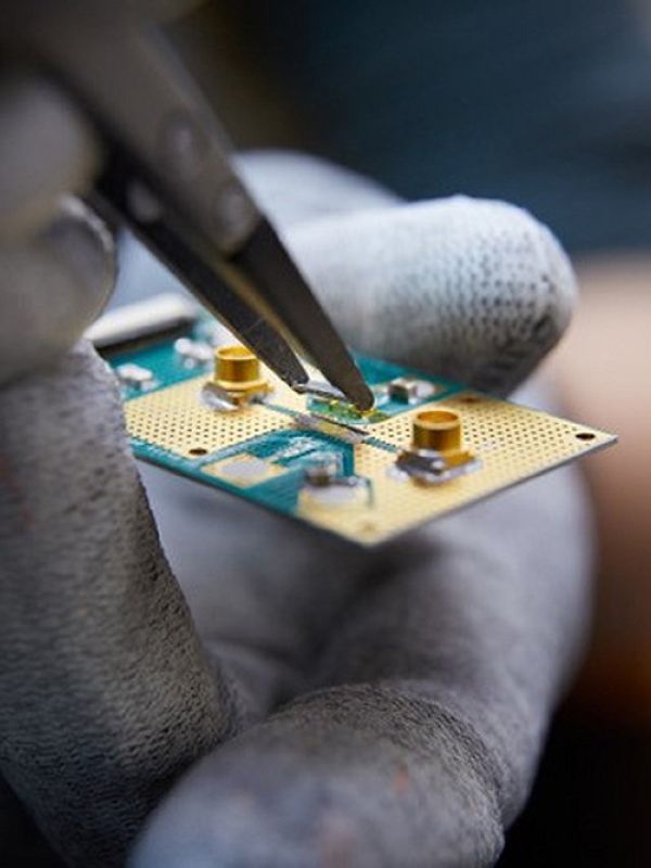 Nuevo avance en computación cuántica: logran un cúbit semiconductor en un circuito superconductor