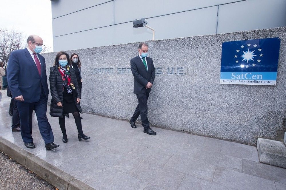 La ministra de Defensa visita el Centro de Satélites de la Unión Europea