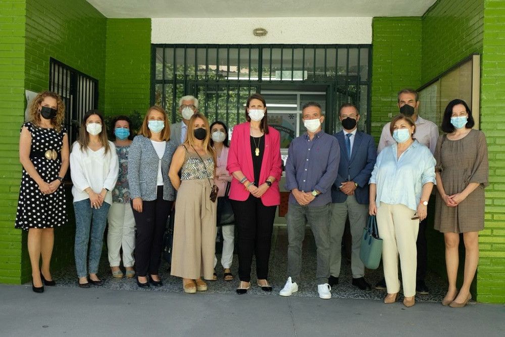 La delegada de Educación visita el ´museo de la fantasía´ para el fomento de la lectura del CEIP Los Olivos de Marbella