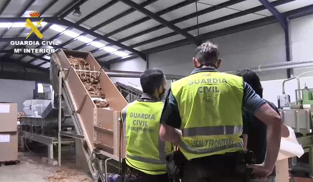 Desarticulada una organización criminal internacional dedicada a la fabricación y distribución de tabaco ilegal