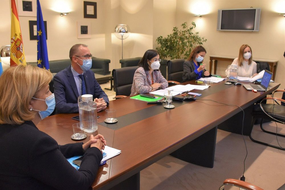 La ministra de Sanidad sigue intentando convencer a los que no quieren vacunarse
