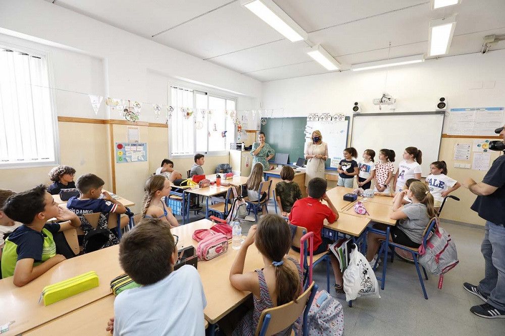 La alcaldesa visita las instalaciones del CEIP Xarblanca para agradecer la iniciativa de alumnos de 3º de Primaria por conocer la gestión municipal