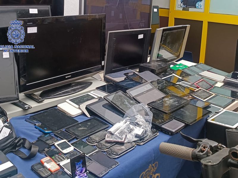 La Policía Nacional desarticula dos centros de receptación de efectos robados en La Palmilla (Málaga) y expone los objetos recuperados para localizar a los legítimos propietarios