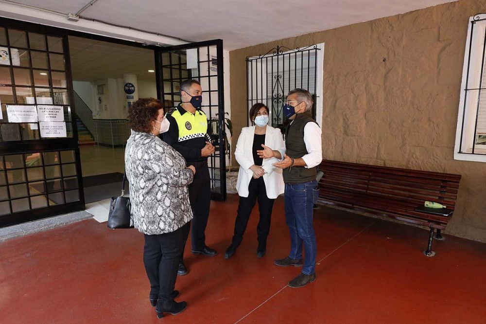 La Policía Local realiza una campaña informativa sobre las medidas de prevención frente al COVID-19 en centros educativos del municipio