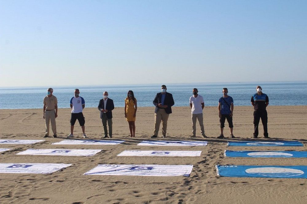 Izada la Bandera Azul en la playa de la Cala de Mijas
