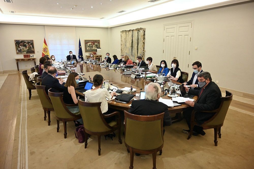 El Gobierno prorroga hasta final de octubre el "escudo social" pero sigue sin atreverse a tocar los beneficios de las eléctricas
