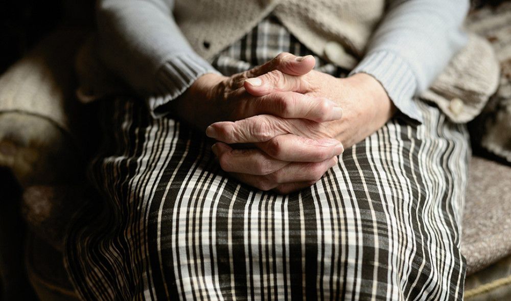 Cuatro de cada diez mujeres mayores de 80 años viven solas en Andalucía
