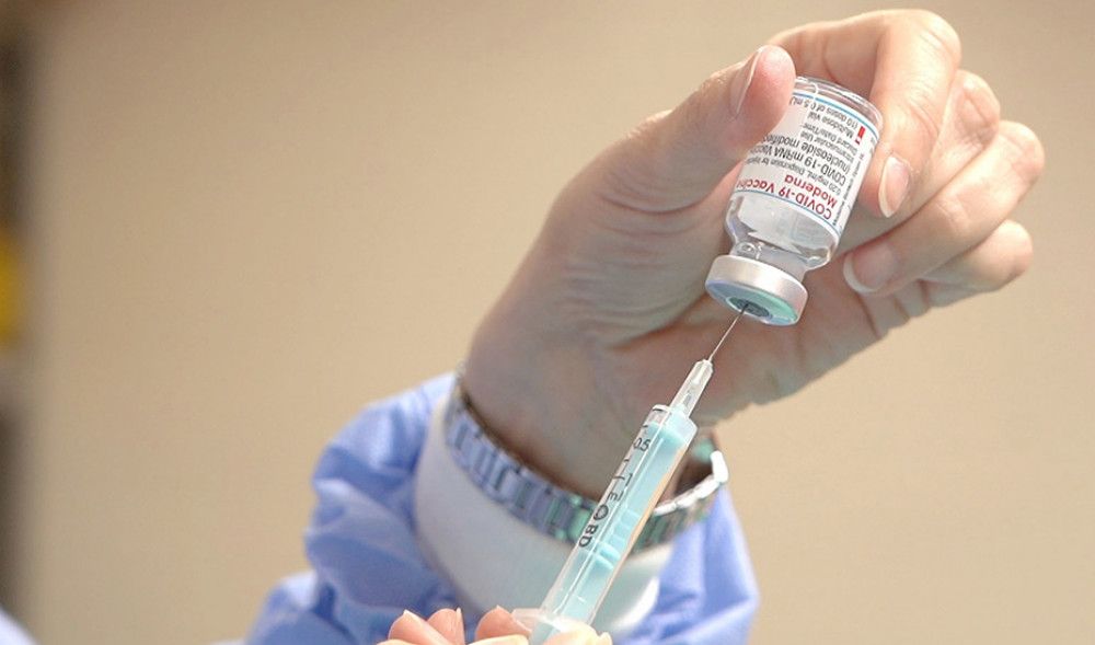 Andalucía comienza a administrar la tercera dosis a mayores de 60 años y personal sanitario