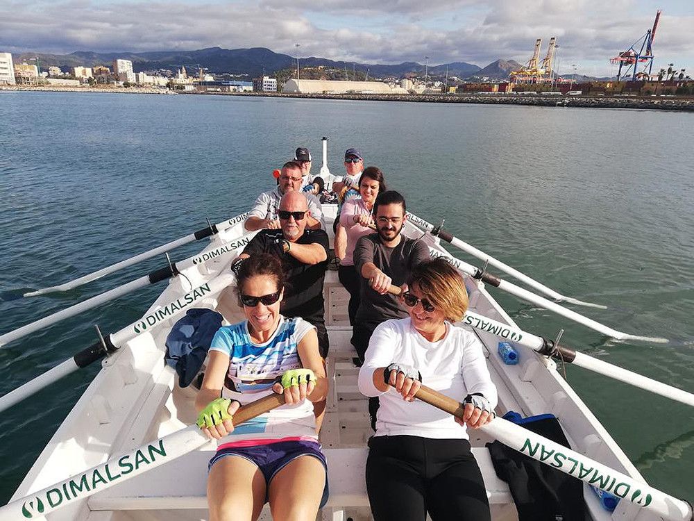 Más de 200 personas disfrutan de la Senda Azul y de la experiencia de remar en jábegas en el litoral malagueño