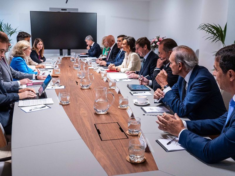 La vicepresidenta primera, Nadia Calviño, se reúne con los presidentes de las principales entidades financieras españolas