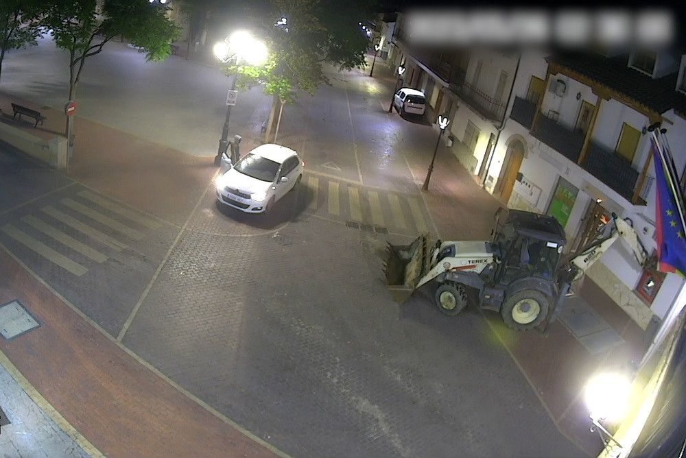 Detenidos por reventar con una excavadora dos cajeros automáticos en menos de 15 días en un pueblo de Toledo
