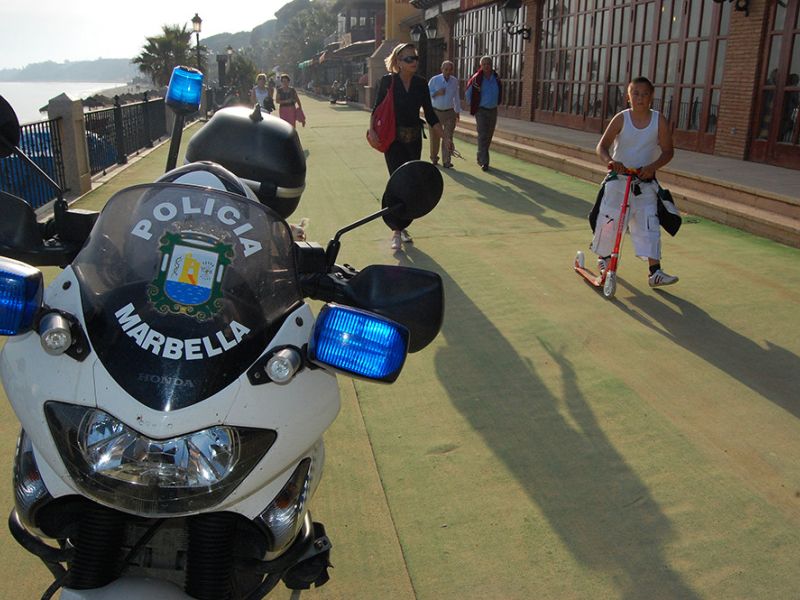 La Policía Local detiene a un individuo que sustrajo de madrugada la caja registradora de un establecimiento
