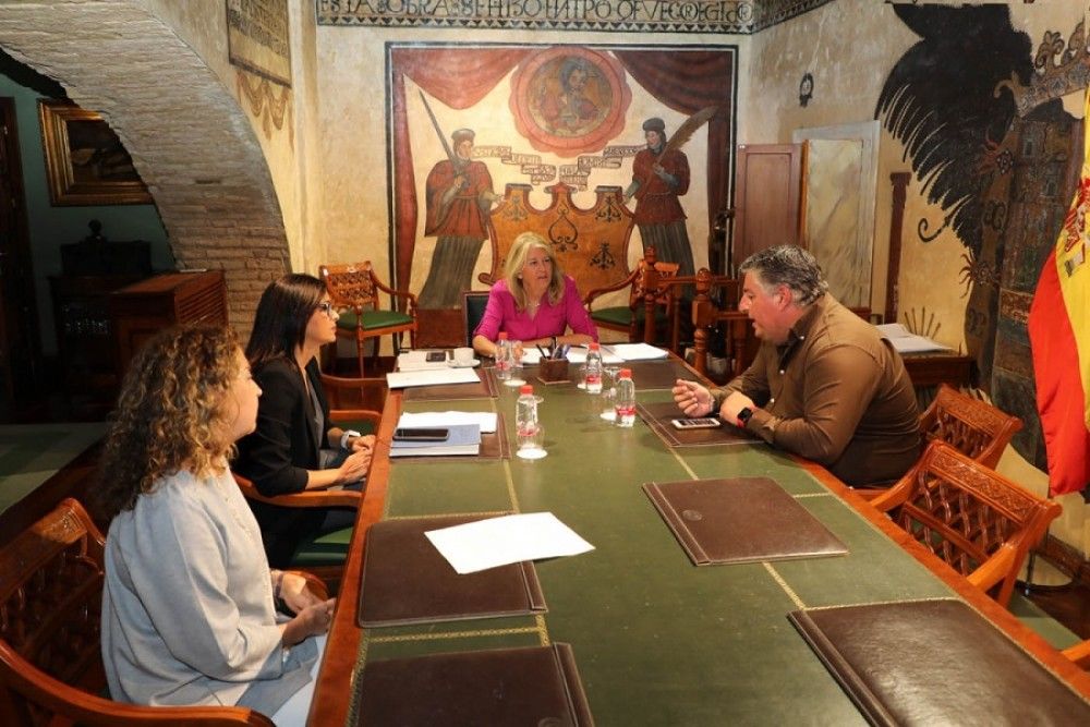 La alcaldesa aborda en una reunión con Cruz Roja las medidas impulsadas durante la crisis sanitaria por el Ayuntamiento y la Junta para ayudar a las familias en situación de vulnerabilidad