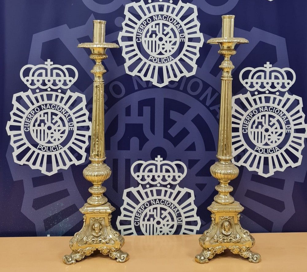 La Policía Nacional recupera en Málaga dos candelabros sustraídos de la Iglesia Nuestra Señora del Carmen