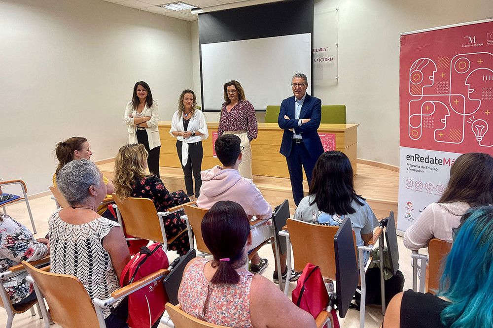 Una quincena de vecinos de Rincón de La Victoria se formarán como monitores de aula matinal y comedores escolares gracias al proyecto enRedateMás de la Diputación