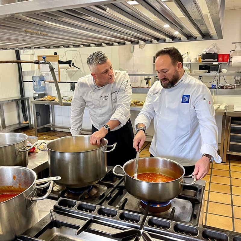 El boquerón victoriano viaja a Santoña, cuna de la anchoa en salazón, donde expertos exhiben sus posibilidades gastronómicas, seña de identidad en ambos destinos