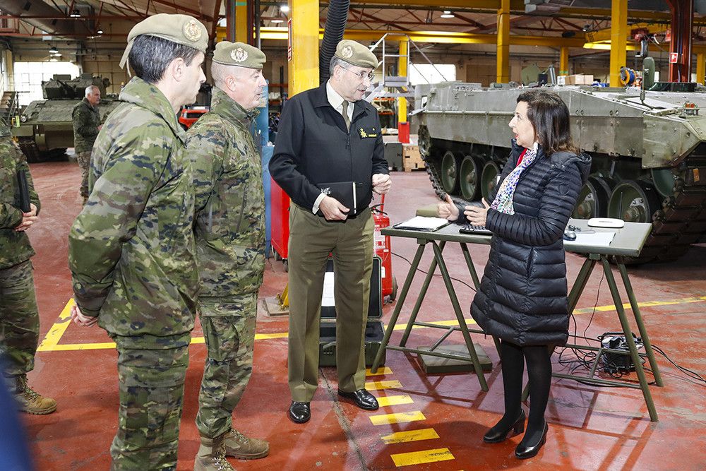La ministra de Defensa supervisa en el Centro de Mantenimiento de Sistemas Acorazados y en el Laboratorio Central los avances tecnológicos para la futura Base Logística de Córdoba