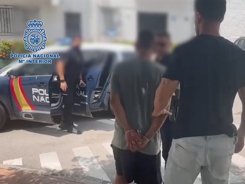 Agentes de la Policía Nacional detienen en Estepona a dos hombres implicados en los atracos con arma de fuego a una farmacia y a un autobús